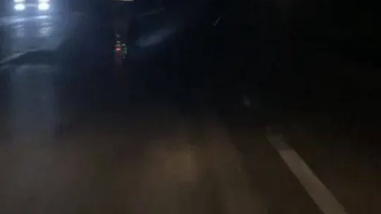 Elektrikli scooter ile karayolunda canını tehlikeye atarak giden genç kameralarda