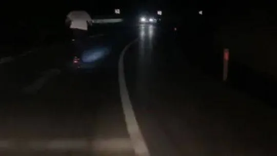 Elektrikli scooter ile karayolunda canını tehlikeye atarak giden genç kameralarda