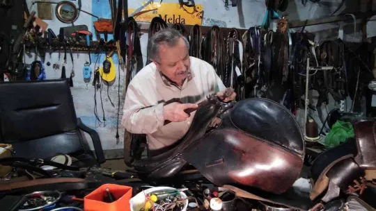 Elli yıl öncesinin en gözde mesleğiydi, şehirde bir tek o kaldı