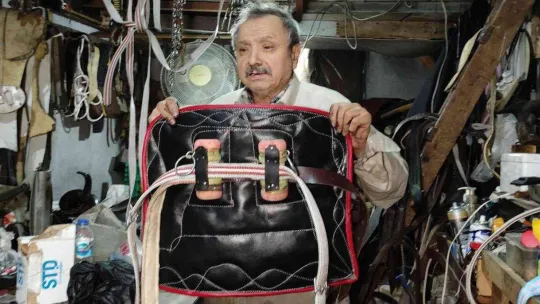 Elli yıl öncesinin en gözde mesleğiydi, şehirde bir tek o kaldı