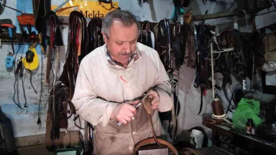 Elli yıl öncesinin en gözde mesleğiydi, şehirde bir tek o kaldı