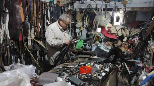 Elli yıl öncesinin en gözde mesleğiydi, şehirde bir tek o kaldı