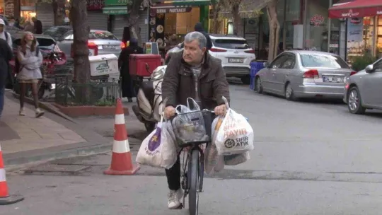 Emekli gazeteci her sabah bisikletiyle yola çıkıyor, topladığı ekmeklerle hayvanları besliyor