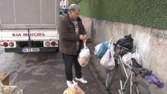 Emekli gazeteci her sabah bisikletiyle yola çıkıyor, topladığı ekmeklerle hayvanları besliyor