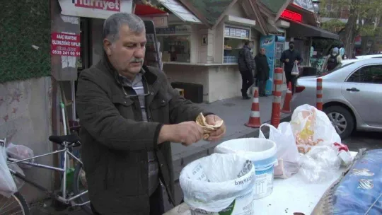 Emekli gazeteci her sabah bisikletiyle yola çıkıyor, topladığı ekmeklerle hayvanları besliyor