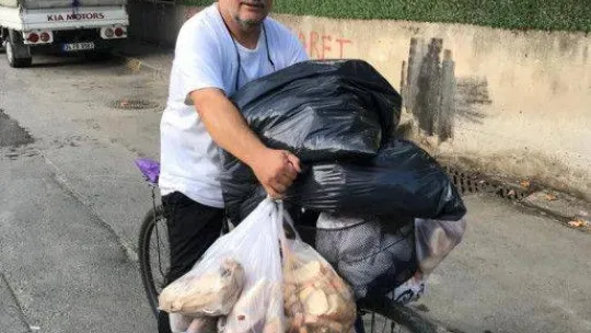 Emekli gazeteci her sabah bisikletiyle yola çıkıyor, topladığı ekmeklerle hayvanları besliyor
