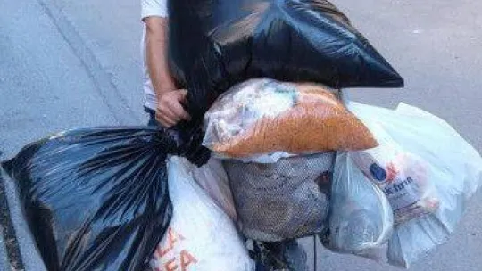 Emekli gazeteci her sabah bisikletiyle yola çıkıyor, topladığı ekmeklerle hayvanları besliyor