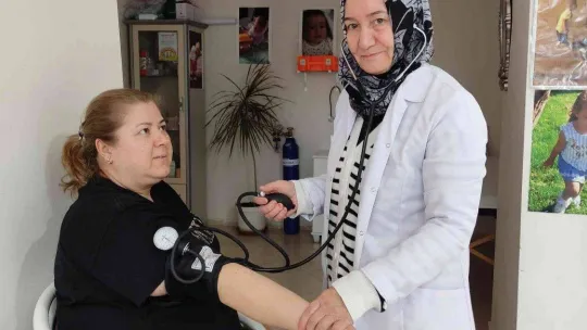 Emekli hemşire hastaların hayatlarından aldığı ilham ile yüzlerce şiir yazdı