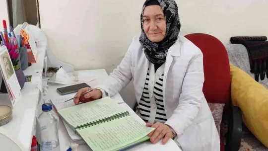 Emekli hemşire hastaların hayatlarından aldığı ilham ile yüzlerce şiir yazdı