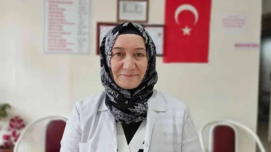 Emekli hemşire hastaların hayatlarından aldığı ilham ile yüzlerce şiir yazdı