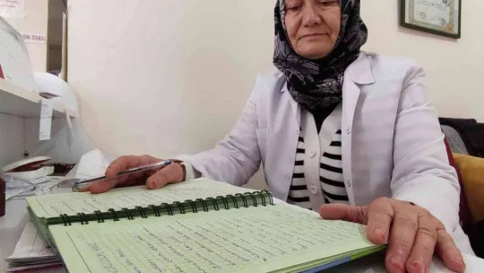 Emekli hemşire hastaların hayatlarından aldığı ilham ile yüzlerce şiir yazdı