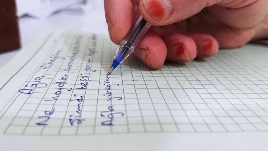 Emekli hemşire hastaların hayatlarından aldığı ilham ile yüzlerce şiir yazdı