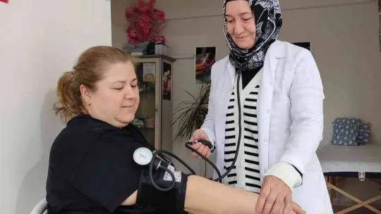 Emekli hemşire hastaların hayatlarından aldığı ilham ile yüzlerce şiir yazdı