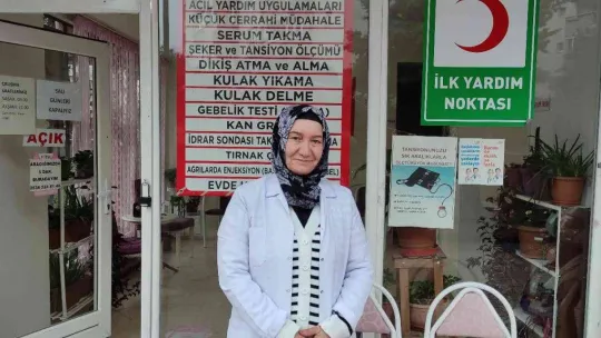 Emekli hemşire hastaların hayatlarından aldığı ilham ile yüzlerce şiir yazdı