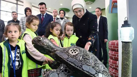 Emine Erdoğan: 'Geleceğimiz emin ellerde'