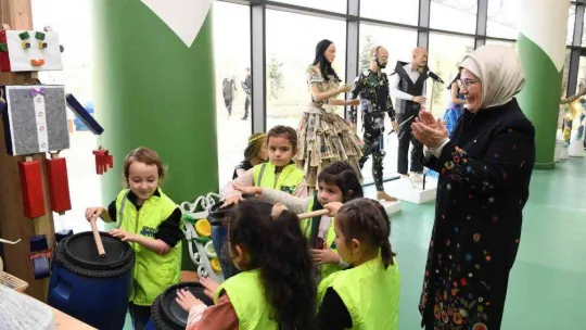 Emine Erdoğan: 'Geleceğimiz emin ellerde'