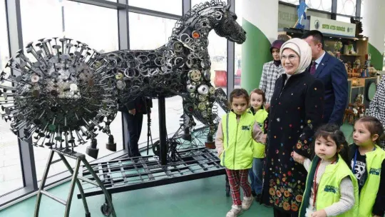 Emine Erdoğan: 'Geleceğimiz emin ellerde'