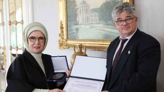 Emine Erdoğan'a Uluslararası Apiterapi Federasyonundan Dr. Beck Apiterapi Ödülü