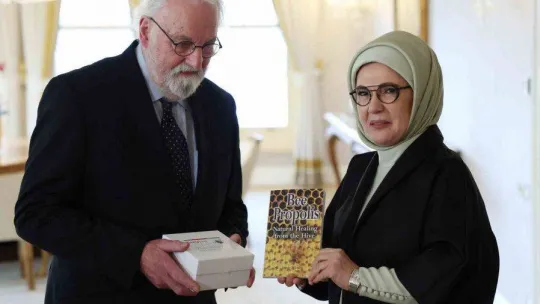 Emine Erdoğan'a Uluslararası Apiterapi Federasyonundan Dr. Beck Apiterapi Ödülü