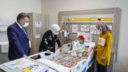 Emine Erdoğan'dan kanser hastası çocuklara moral ziyareti