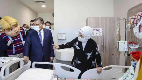 Emine Erdoğan'dan kanser hastası çocuklara moral ziyareti