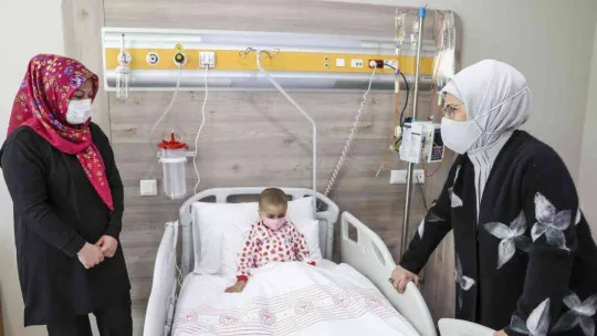 Emine Erdoğan'dan kanser hastası çocuklara moral ziyareti