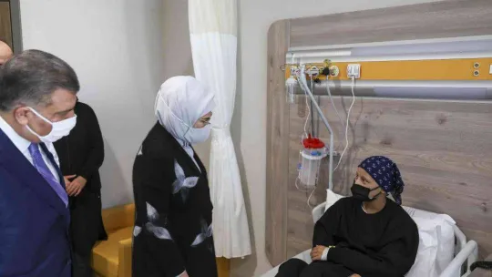 Emine Erdoğan'dan kanser hastası çocuklara moral ziyareti