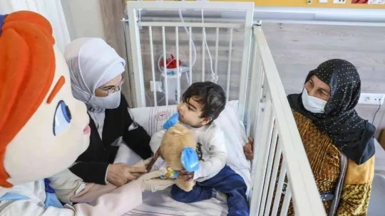 Emine Erdoğan'dan kanser hastası çocuklara moral ziyareti