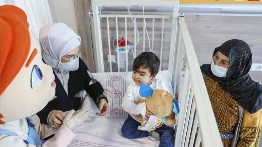 Emine Erdoğan'dan kanser hastası çocuklara moral ziyareti