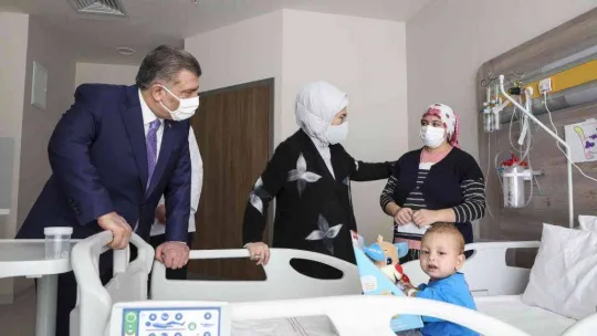 Emine Erdoğan'dan kanser hastası çocuklara moral ziyareti