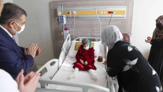 Emine Erdoğan'dan kanser hastası çocuklara moral ziyareti