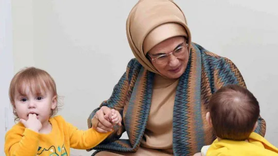 Emine Erdoğan, Ukrayna'dan Türkiye'ye getirilen yetim çocuklarla buluştu