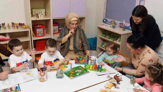 Emine Erdoğan, Ukrayna'dan Türkiye'ye getirilen yetim çocuklarla buluştu