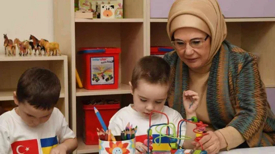 Emine Erdoğan, Ukrayna'dan Türkiye'ye getirilen yetim çocuklarla buluştu