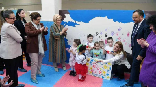 Emine Erdoğan, Ukrayna'dan Türkiye'ye getirilen yetim çocuklarla buluştu