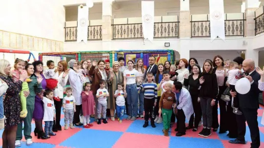 Emine Erdoğan, Ukrayna'dan Türkiye'ye getirilen yetim çocuklarla buluştu