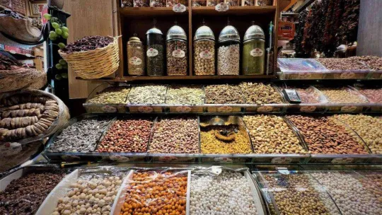 Eminönü'nde kuruyemişler yılbaşı öncesi tezgahları süsledi