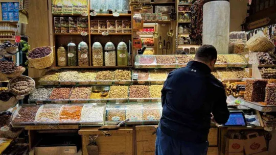Eminönü'nde kuruyemişler yılbaşı öncesi tezgahları süsledi