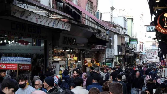 Eminönü'nde yılbaşı yoğunluğu