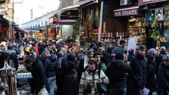 Eminönü'nde yılbaşı yoğunluğu
