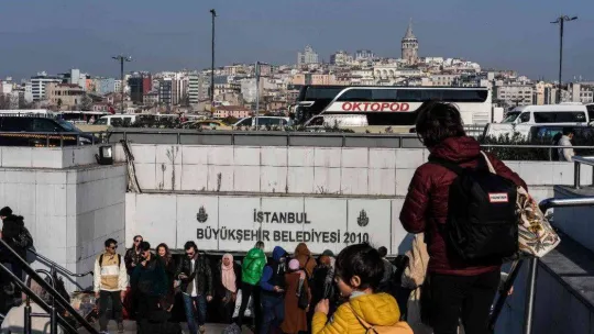 Eminönü'nde yılbaşı yoğunluğu