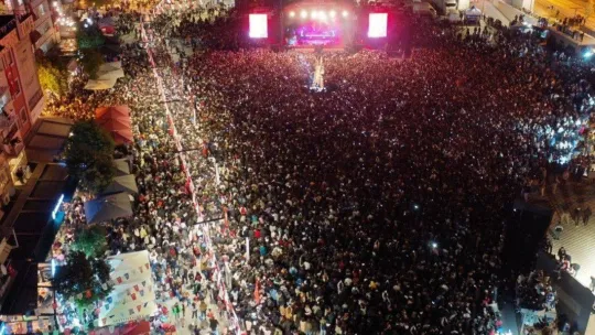 Emir Can İğrek Kocaeli'yi salladı, hayranları çatı ve köprülere çıktı