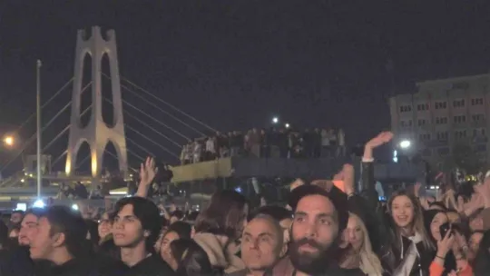 Emir Can İğrek Kocaeli'yi salladı, hayranları çatı ve köprülere çıktı