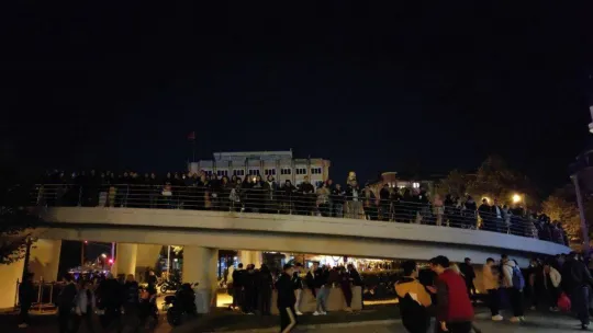 Emir Can İğrek Kocaeli'yi salladı, hayranları çatı ve köprülere çıktı