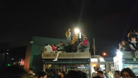 Emir Can İğrek Kocaeli'yi salladı, hayranları çatı ve köprülere çıktı