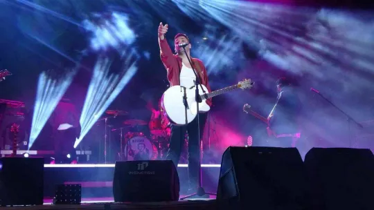 Emir Can İğrek Kocaeli'yi salladı, hayranları çatı ve köprülere çıktı