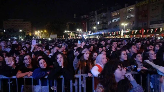 Emir Can İğrek Kocaeli'yi salladı, hayranları çatı ve köprülere çıktı