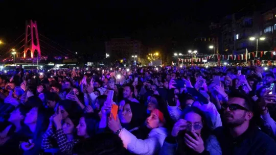 Emir Can İğrek Kocaeli'yi salladı, hayranları çatı ve köprülere çıktı