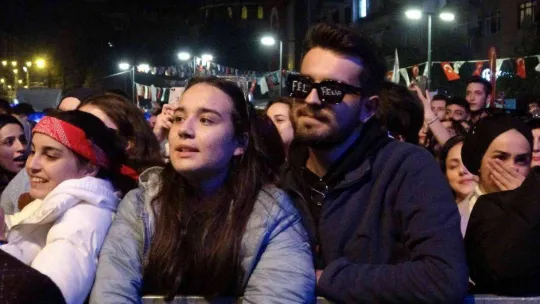 Emir Can İğrek Kocaeli'yi salladı, hayranları çatı ve köprülere çıktı