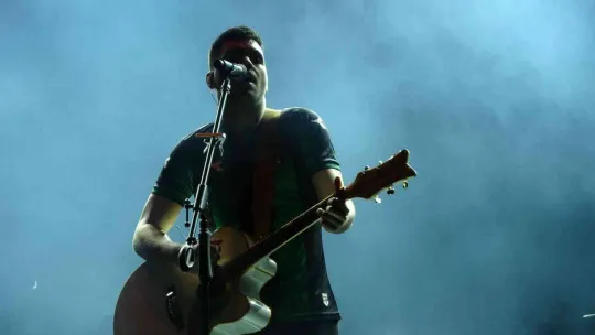 Emir Can İğrek Kocaeli'yi salladı, hayranları çatı ve köprülere çıktı